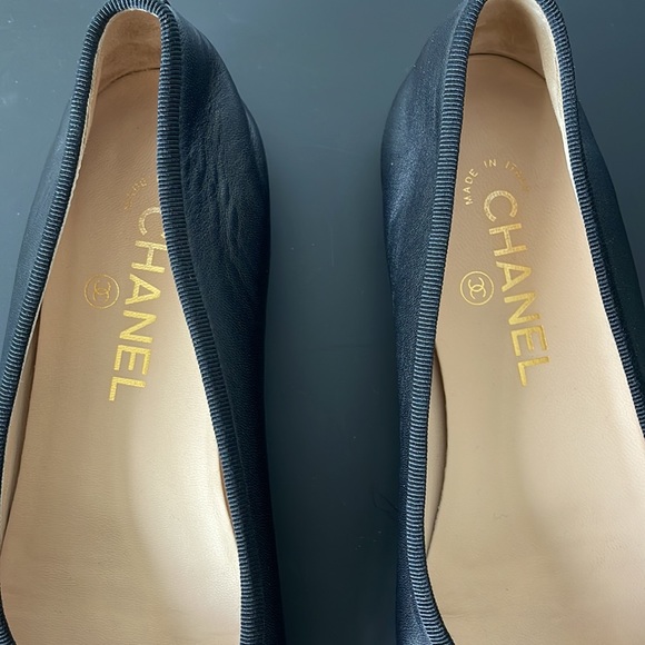 CHANEL Classic Ballet Pumps- Lambskin and Patent Toe - Picture 4 of 13